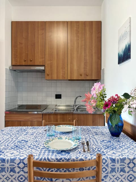 Kitchen or kitchenette, Dining area, stove