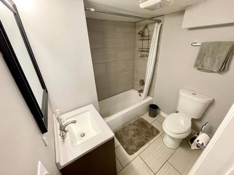 Shower, Toilet, Bathroom, Bath, towels