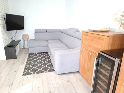 Mieszkanie 46m2 - 2 pokojowe z ogródkiem , WIFI , Bezpłatny parking nr 126, Szybkie połączenie z lotniskiem, autobus 120 Apartment in Gdansk