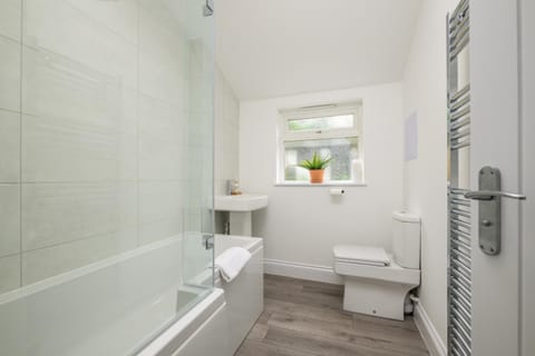 Vale House By EDEN Accommodation - 2 Bedroom Whole House, Sleeps 4 - NEWLY RENOVATED Apartment in Kettering
