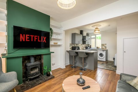 Vale House By EDEN Accommodation - 2 Bedroom Whole House, Sleeps 4 - NEWLY RENOVATED Apartment in Kettering