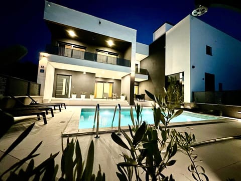 Property building, Balcony/Terrace, Swimming pool