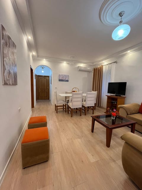 TV and multimedia, Seating area, Dining area