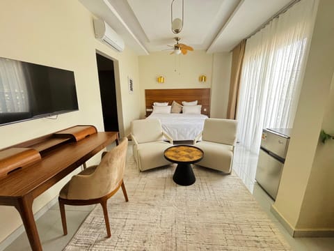 Bed, TV and multimedia, Seating area, Dining area, Bedroom
