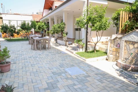 Property building, Patio, Spring, Day, Garden, Garden view
