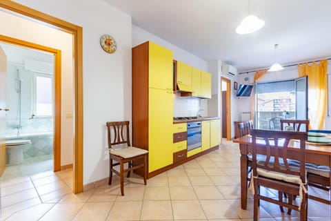 Kitchen or kitchenette, Dining area, stove