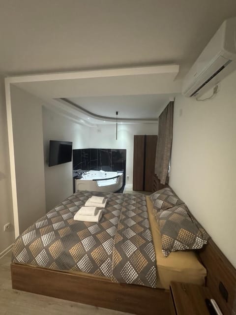 Bed, TV and multimedia, Photo of the whole room, Evening entertainment, towels, air conditioner