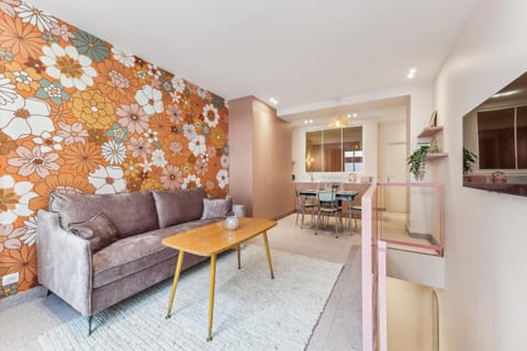 Kitchen or kitchenette, Living room, Seating area, Dining area