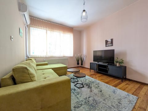 Communal lounge/ TV room, TV and multimedia, Living room, Seating area, Evening entertainment