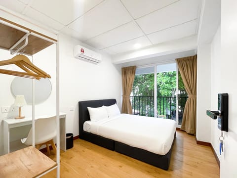 Balcony/Terrace, Photo of the whole room, Beach, Bedroom, Sea view, locker, room service, towels, air conditioner