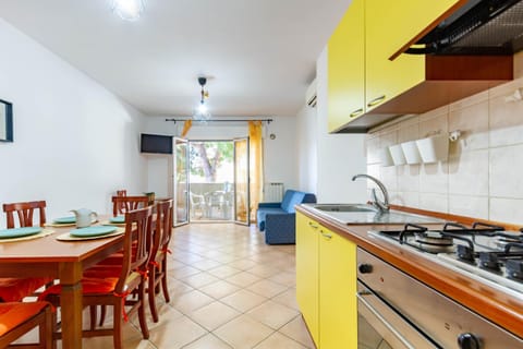 Kitchen or kitchenette, Dining area, stove