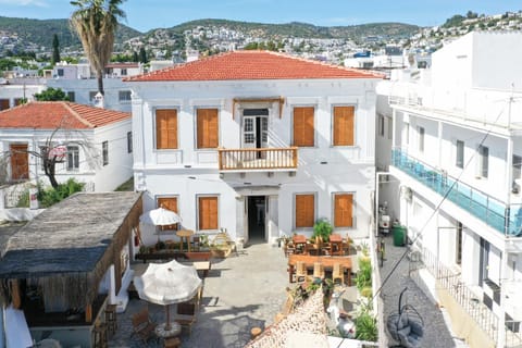Property building, Patio, Off site, Day, Neighbourhood, Natural landscape, On-site shops, View (from property/room), Balcony/Terrace, On site, City view, Mountain view, Street view, Location