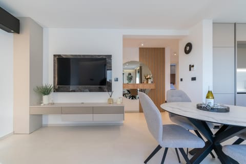 TV and multimedia, Living room, Seating area, Dining area