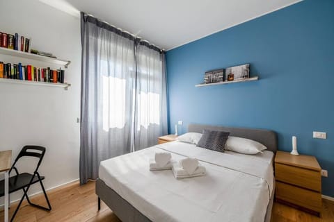Bed, Library, Living room, Photo of the whole room, Seating area, Bedroom, hair dresser, towels