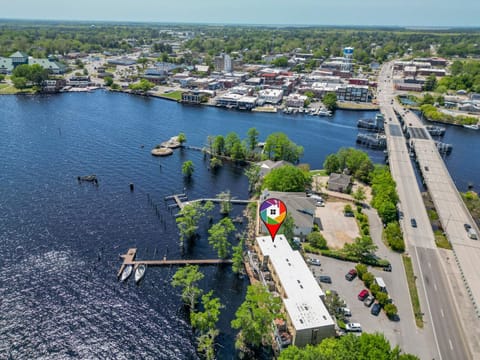 Bird's eye view, City view, River view, Location