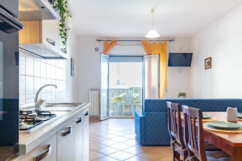 Kitchen or kitchenette, Living room, Seating area, Dining area, stove