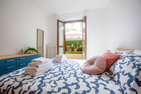 Bed, Bedroom, towels