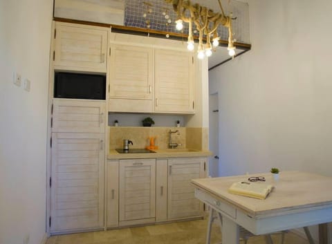 Kitchen or kitchenette, Dining area, stove