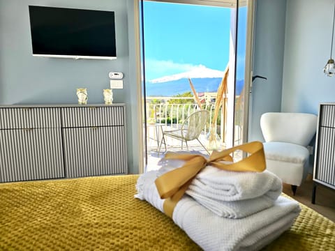 Bed, Natural landscape, TV and multimedia, View (from property/room), Balcony/Terrace, Photo of the whole room, Bedroom, Mountain view, towels