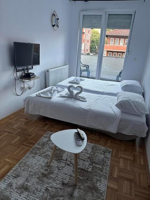 Bed, TV and multimedia, towels