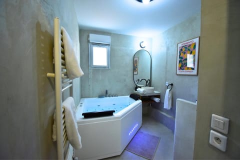 Hot Tub, Bathroom, Bath, towels