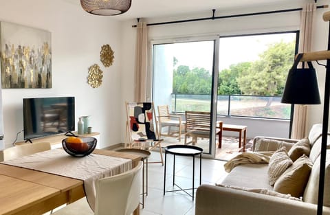 Patio, TV and multimedia, View (from property/room), Balcony/Terrace, Living room, Seating area, Dining area, Food, sunbed