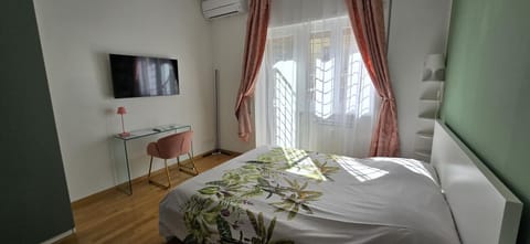 Bed, TV and multimedia, Photo of the whole room, Bedroom, air conditioner