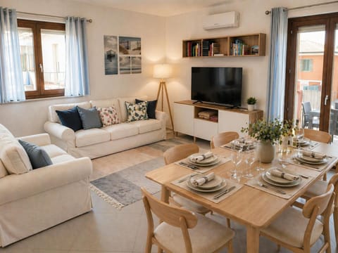 TV and multimedia, Living room, Seating area, Dining area, Evening entertainment, air conditioner