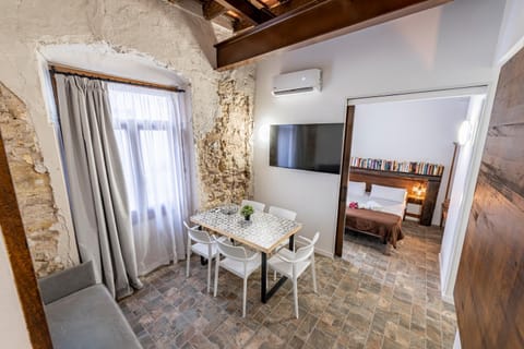 Communal lounge/ TV room, Photo of the whole room, Dining area