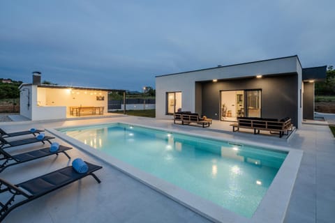 Property building, Pool view, Swimming pool, sunbed