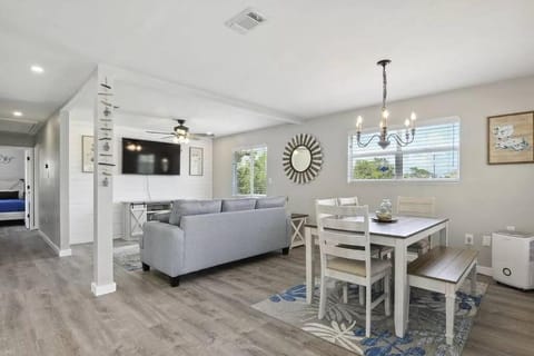 TV and multimedia, Living room, Seating area, Dining area