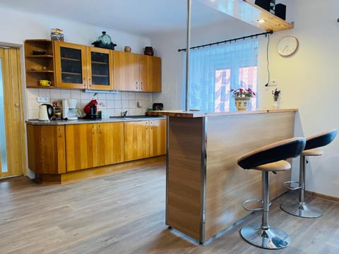 Kitchen or kitchenette, Kitchen or kitchenette, Lounge or bar
