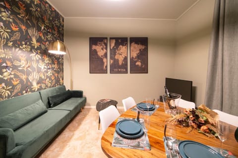 Living room, Food and drinks, Seating area, Dining area, Food