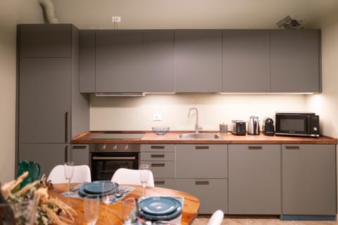 Coffee/tea facilities, Kitchen or kitchenette, Dining area, minibar, stove, toaster