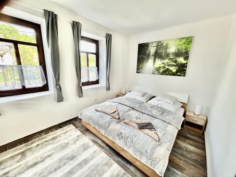 Photo of the whole room, Bedroom