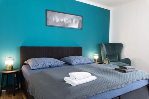 Bed, Photo of the whole room, Bedroom, towels