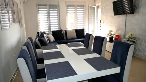 TV and multimedia, Living room, Seating area, Dining area