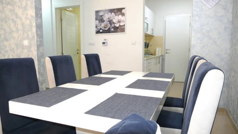 Bed, Kitchen or kitchenette, Living room, Seating area, Dining area