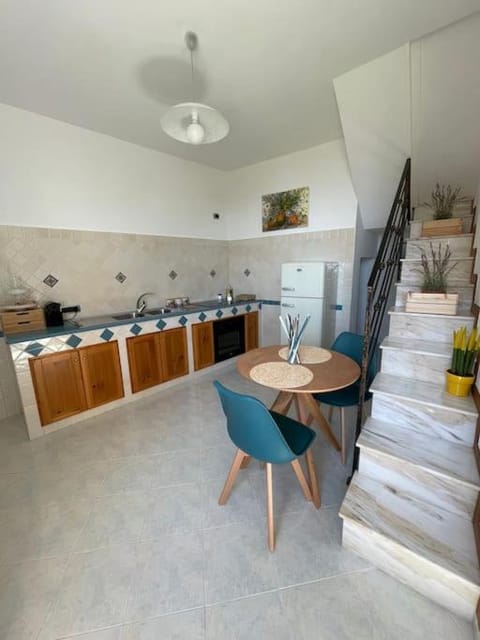 Kitchen or kitchenette, Dining area, stove