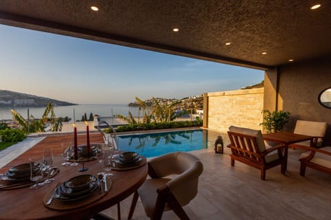 Patio, View (from property/room), Balcony/Terrace, Dining area, City view, Garden view, Mountain view, Pool view, Sea view, Swimming pool