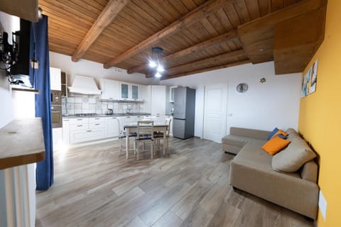 Kitchen or kitchenette, Living room, Dining area, oven, pet friendly