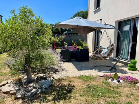 Patio, Day, Garden, Seating area, Dining area, Garden view