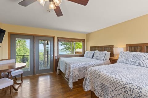 Roadrunner Inn and Log Cabins Cabin in Beaver Lake