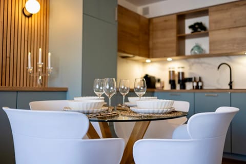 Kitchen or kitchenette, Dining area