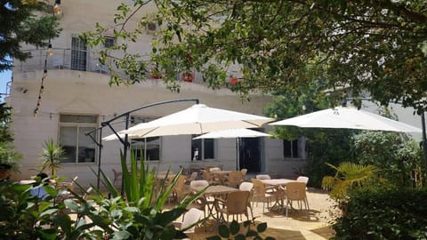 Property building, Restaurant/places to eat, Breakfast