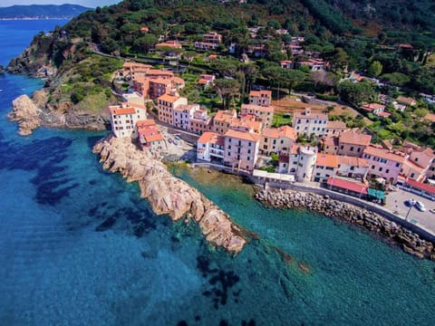 Nearby landmark, Bird's eye view