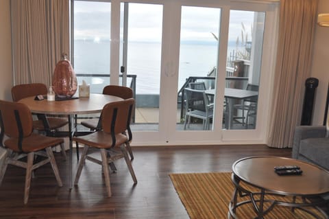 Qualicum Beach Ocean Suites Apartment hotel in Qualicum Beach