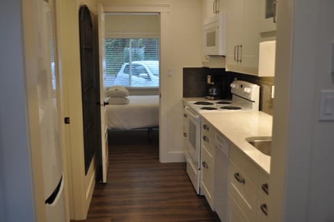 Qualicum Beach Ocean Suites Apartment hotel in Qualicum Beach