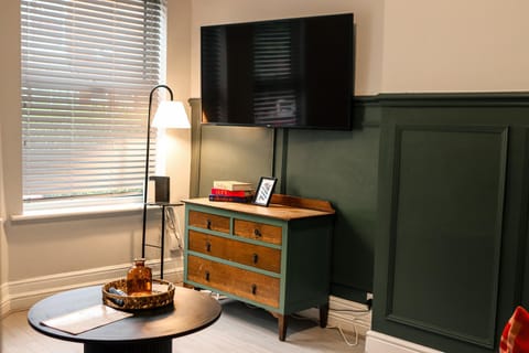 Spacious Stylish Home with FREE Parking 10 Mins to Manchester Centre & AO Arena Ideal for Groups & Long Stays House in Salford