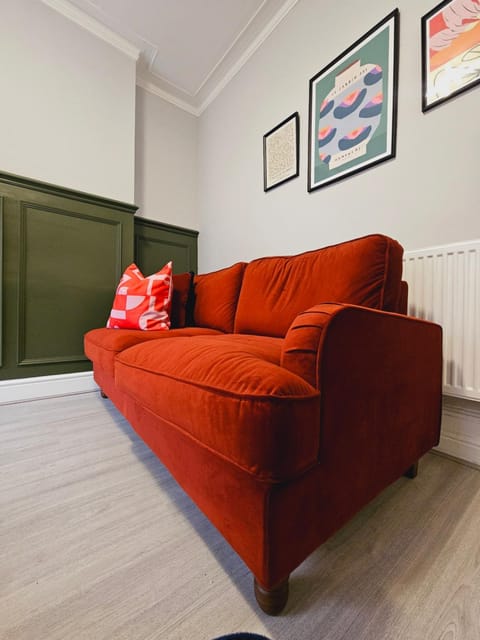 Spacious Stylish Home with FREE Parking 10 Mins to Manchester Centre & AO Arena Ideal for Groups & Long Stays House in Salford